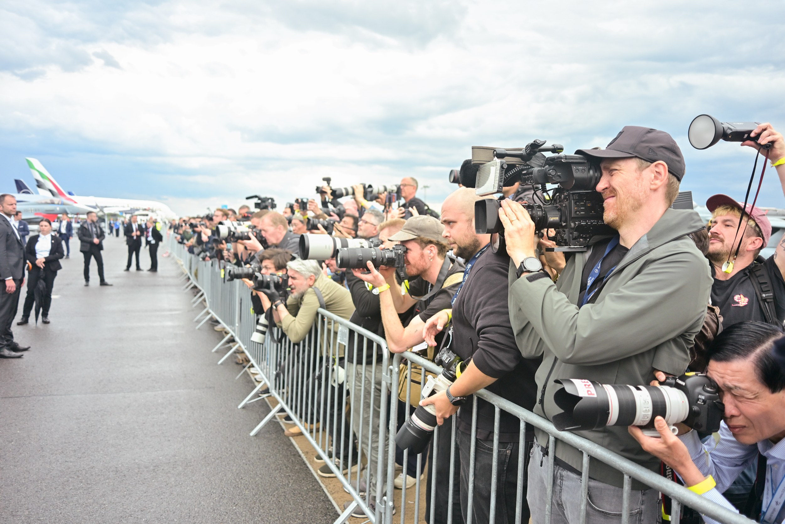Pressefotografen und Kamerateams auf dem Vorfeld der ILA Berlin 2026