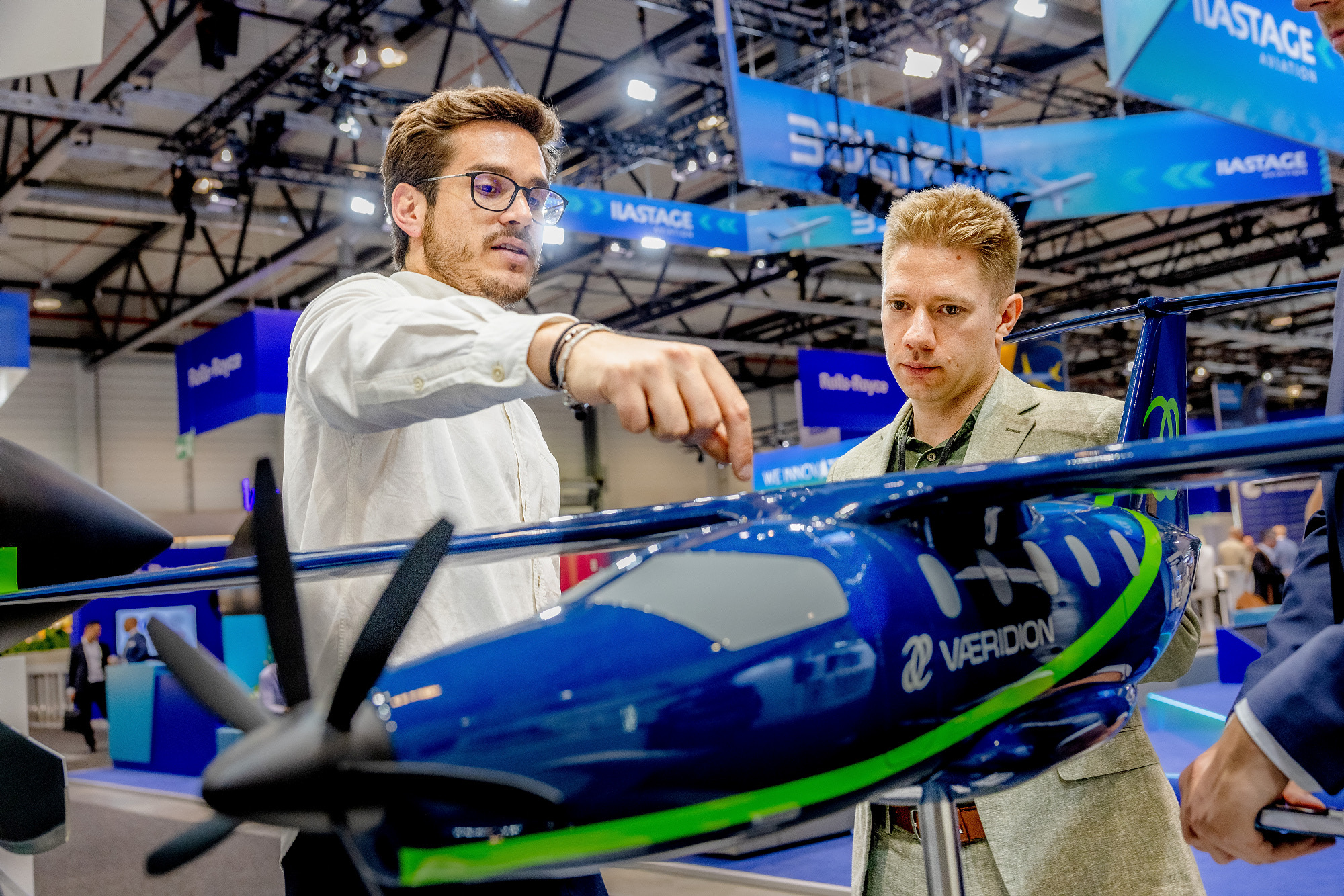 Exhibitor explains the VÆRIDION Microliner model to two trade visitors
