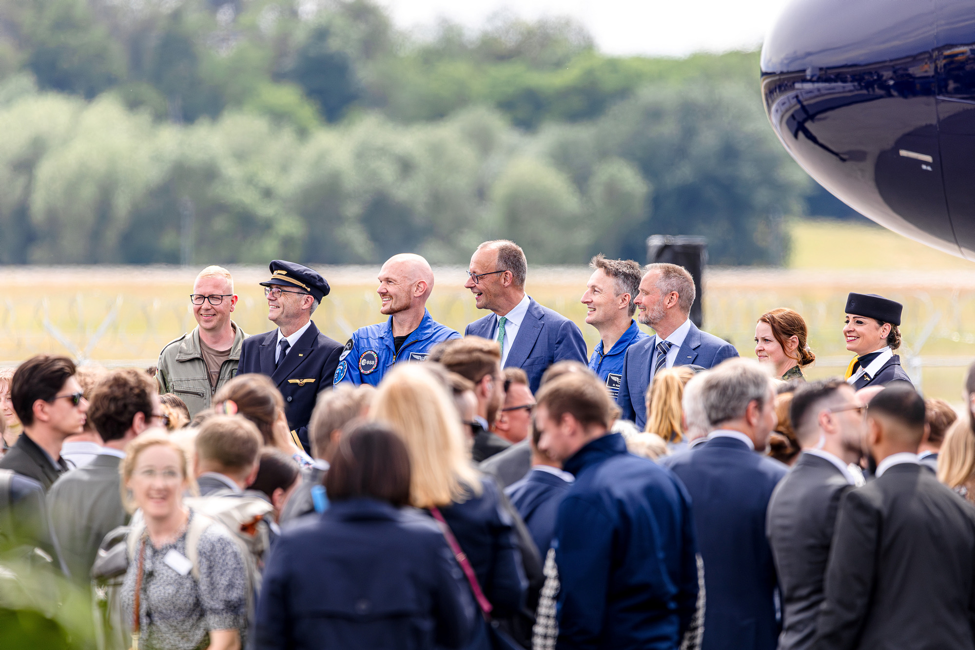ESA-Astronauten und Bundeskanzler Friedrich Merz vor einer Flugzeugnase auf der ILA 2026