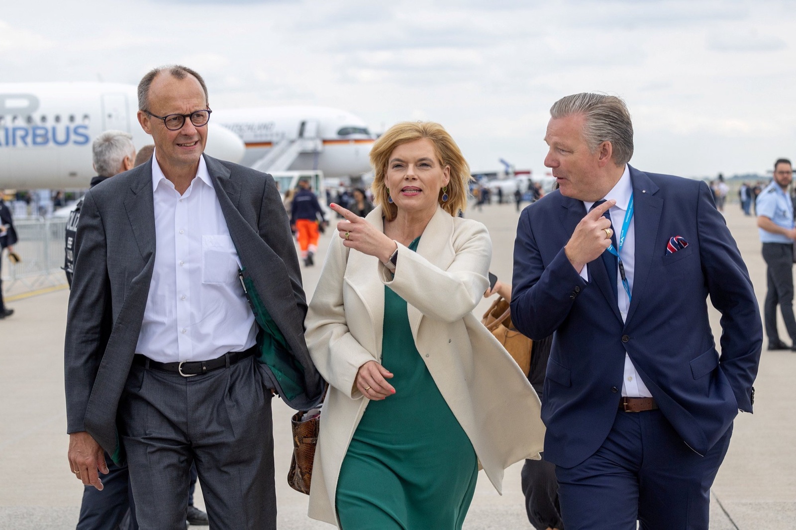 Politische Gäste im Gespräch auf dem Freigelände der ILA Berlin