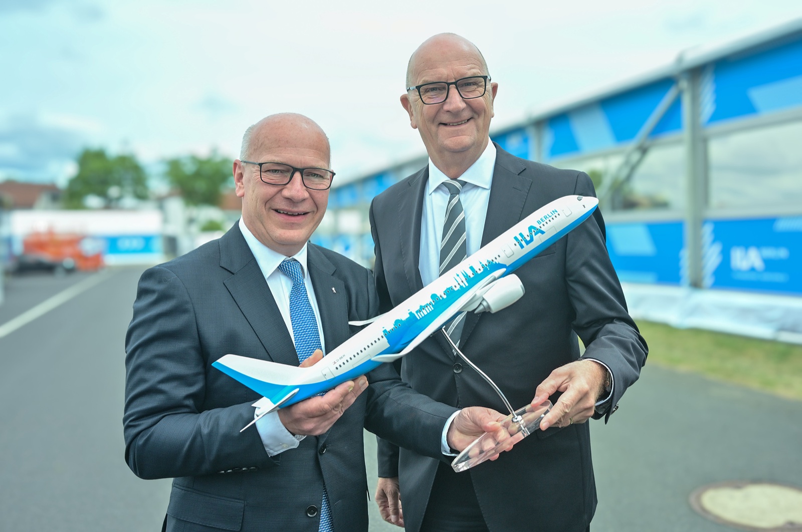 Berlins Regierender Bürgermeister Kai Wegner und Brandenburgs Ministerpräsident Dietmar Woidke mit einem ILA-Flugzeugmodell