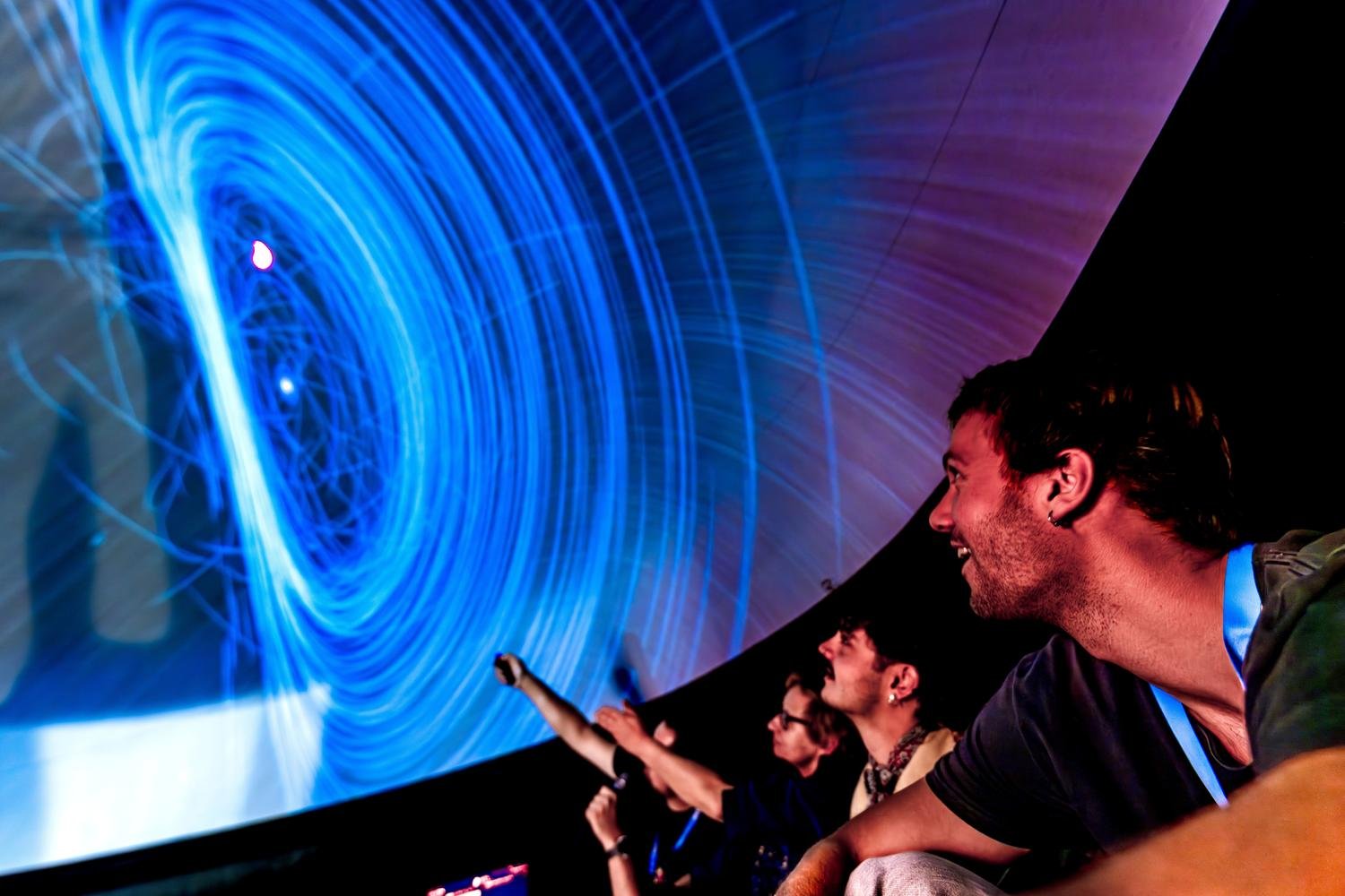 Besucher erleben den Space Pavilion auf der ILA Berlin