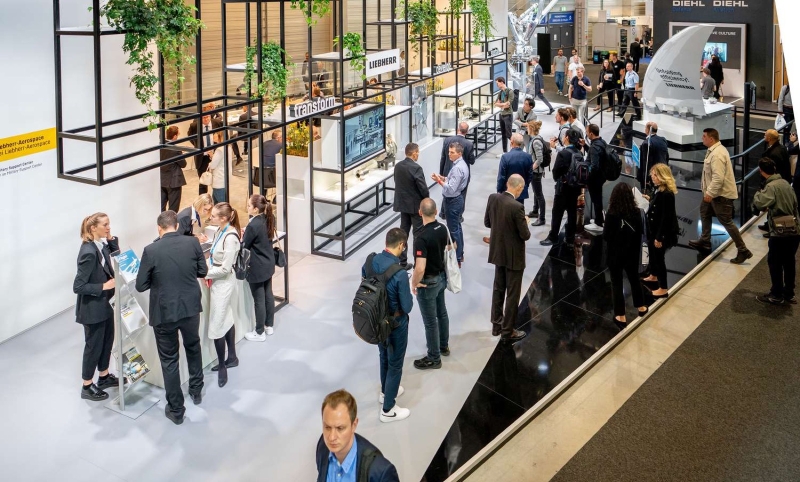 Trade visitors on a guided tour in the exhibition hall
